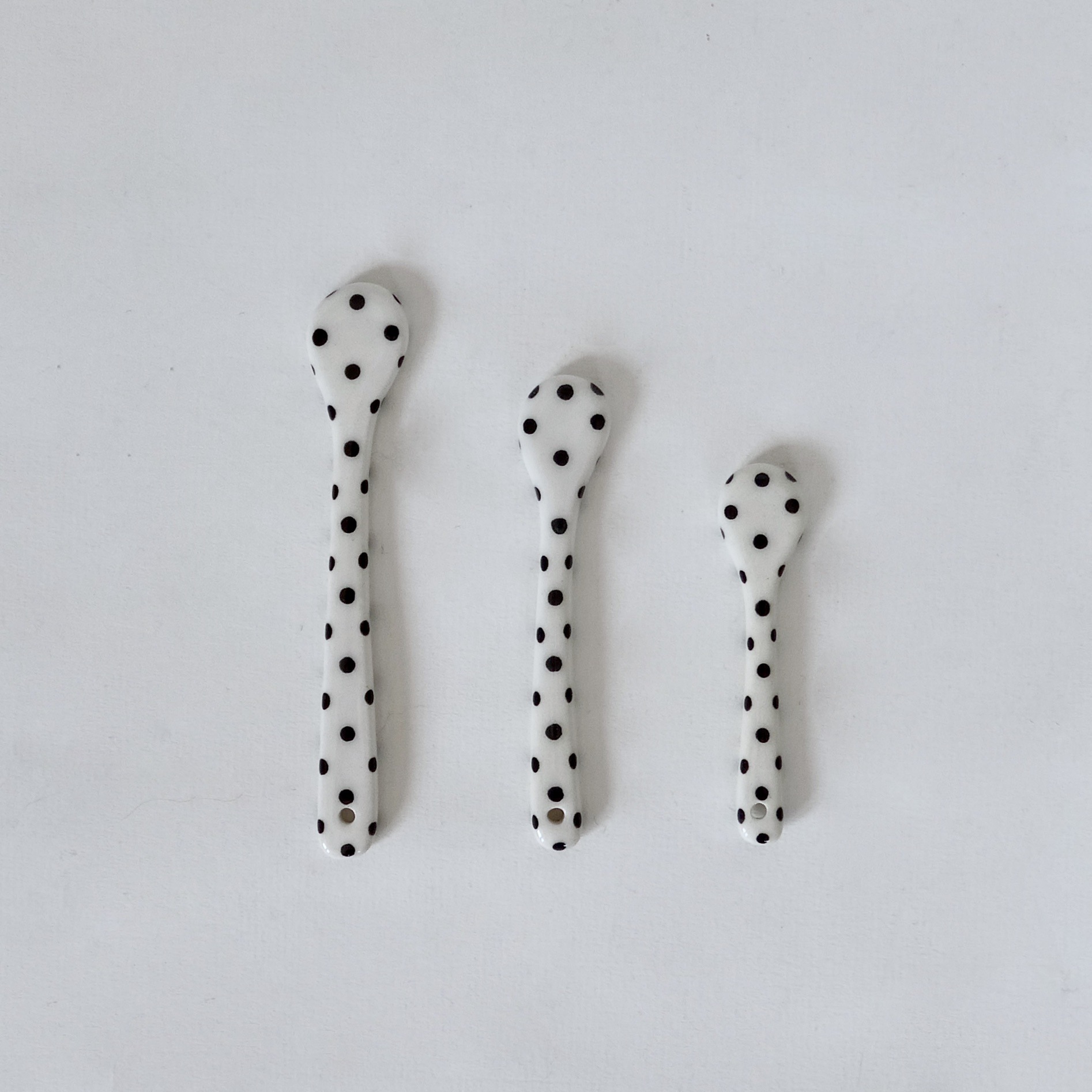 Cuillère blanche à pois Cuillère blanche à pois