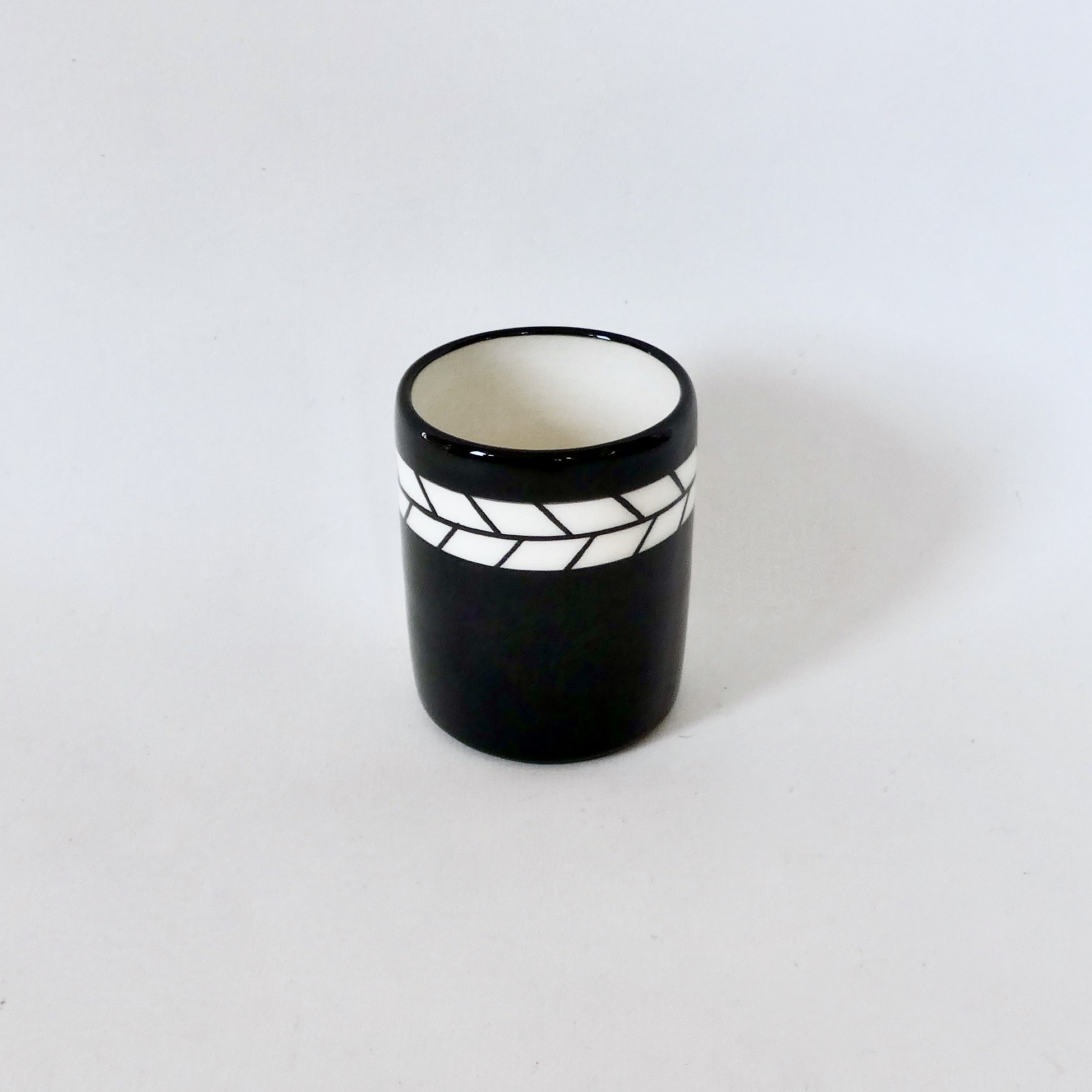 mug noir chevron